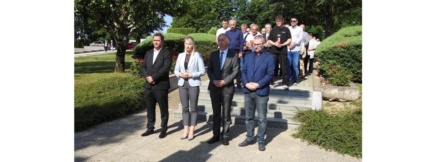 Paljenjem svijeća i polaganjem vijenaca obilježen Dan državnosti