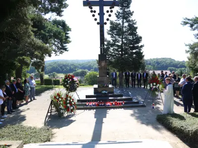 Polaganje vijenaca na groblju u Kutini uz Križ s krunicom