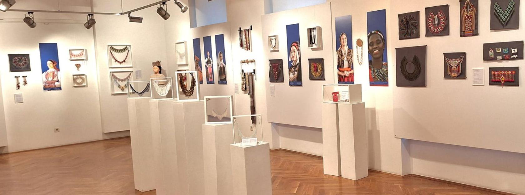 Izložba „Sva lica perlica“ donosi priču o tradiciji, identitetu i umijeću izrade nakita