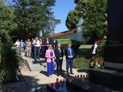 Polaganje vijenaca na groblju u Kutini uz Križ s krunicom