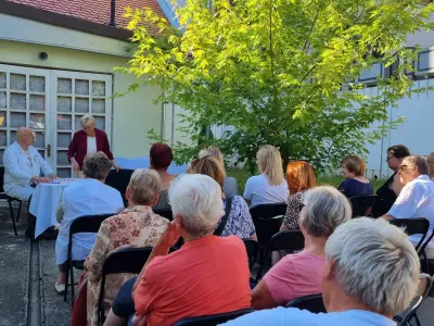 Beskućnici u dvorištu Knjižnice i čitaonice Kutina