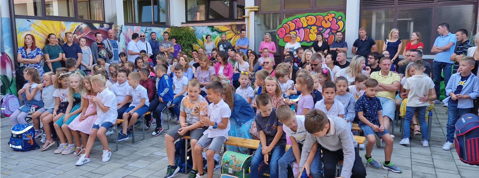 Gradonačelnik Zlatko Babić i zamjenica Ivana Grdić u posjeti OŠ V. Vidrić u povodu prvog dana 2023./24. školske godine
