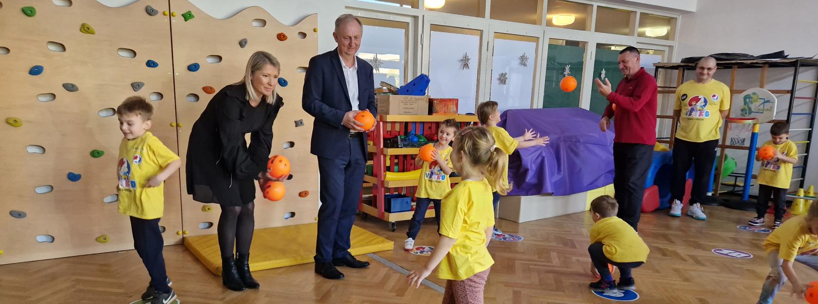 Gradonačelnik Grada Kutine Zlatko Babić i zamjenica gradonačelnika Ivana Grdić na rukometnom treningu u Dječjem vrtiću Kutina