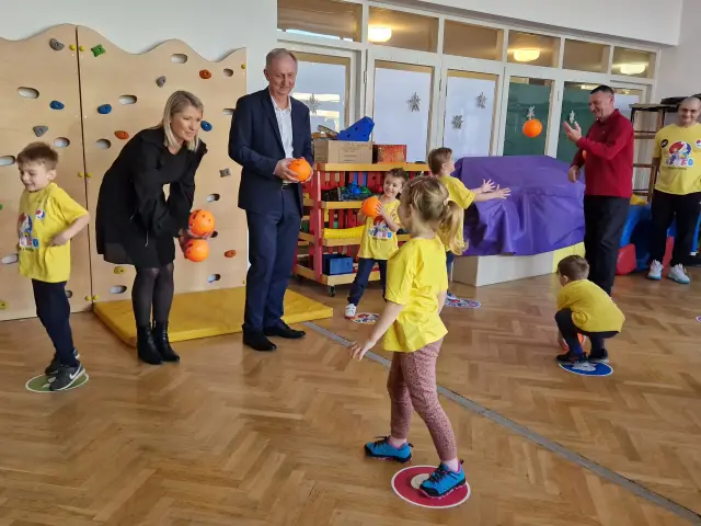 Gradonačelnik Grada Kutine Zlatko Babić i zamjenica gradonačelnika Ivana Grdić na rukometnom treningu u Dječjem vrtiću Kutina