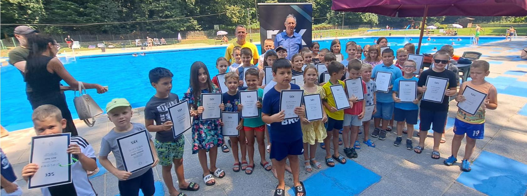 Završena škola plivanja na kutinskom bazenu